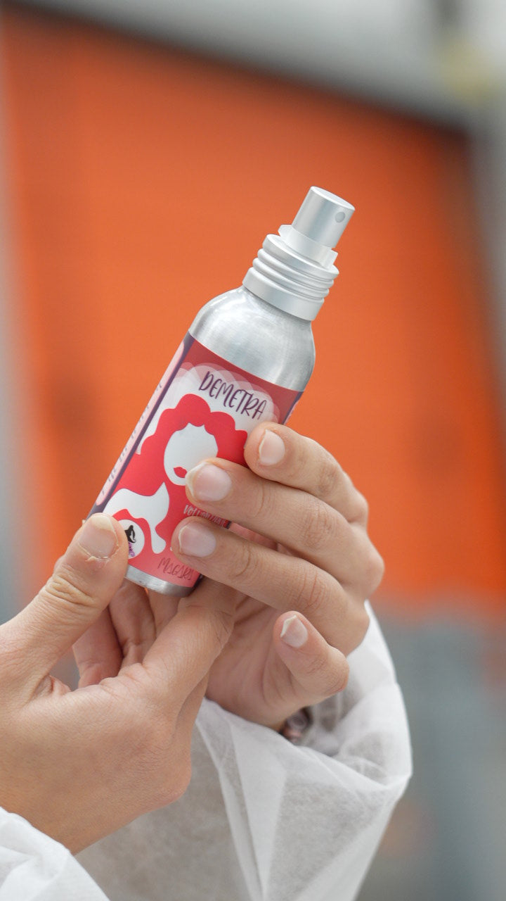 La lacca fa durare i capelli puliti più a lungo